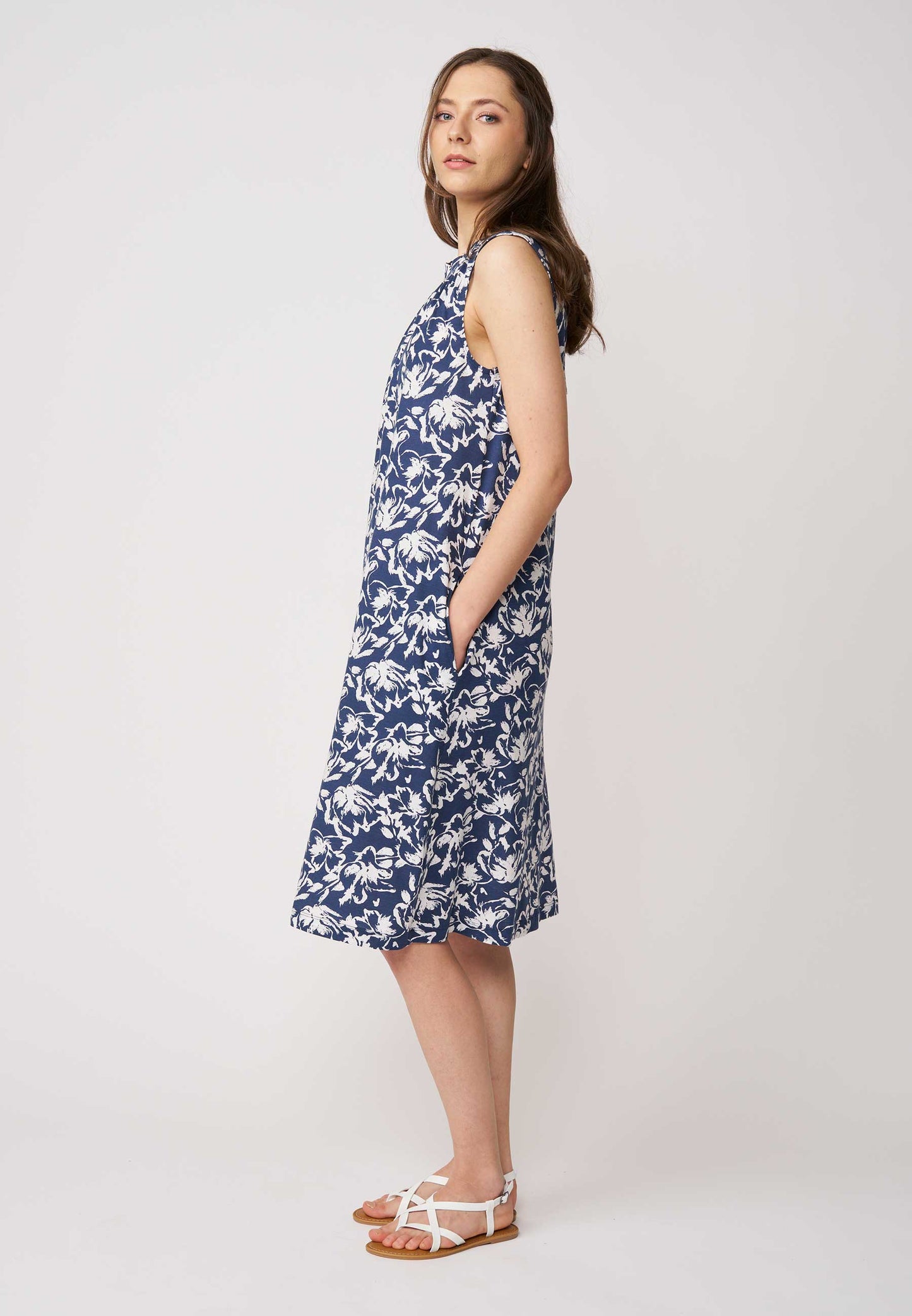 Kleid, Modell Fabiana mit blau-weißem Blumenmuster in ärmelloser, entspannter Passform bis zur Kniehöhe