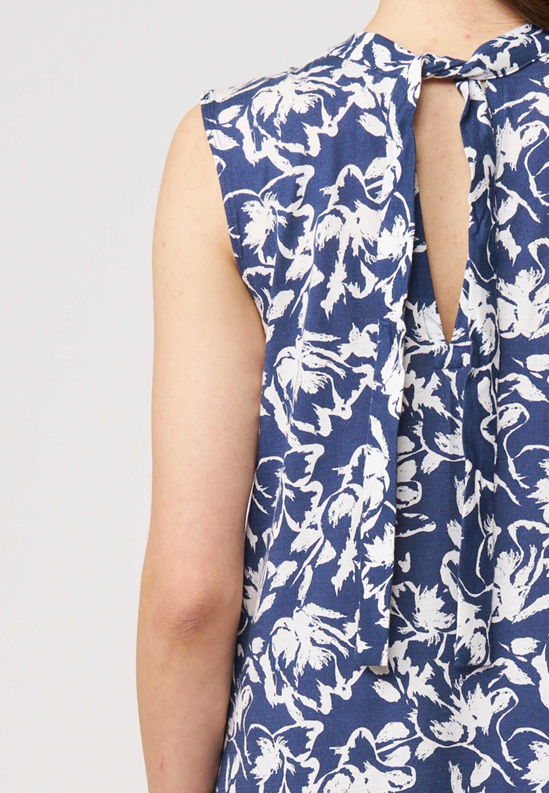 Kleid, Modell Fabiana mit blau-weißem Blumenmuster, ärmellosem Schnitt und dekorativem Rückendetail für sommerliche Eleganz