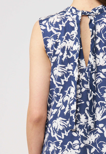 Kleid, Modell Fabiana mit blau-weißem Blumenmuster, ärmellosem Schnitt und dekorativem Rückendetail für sommerliche Eleganz
