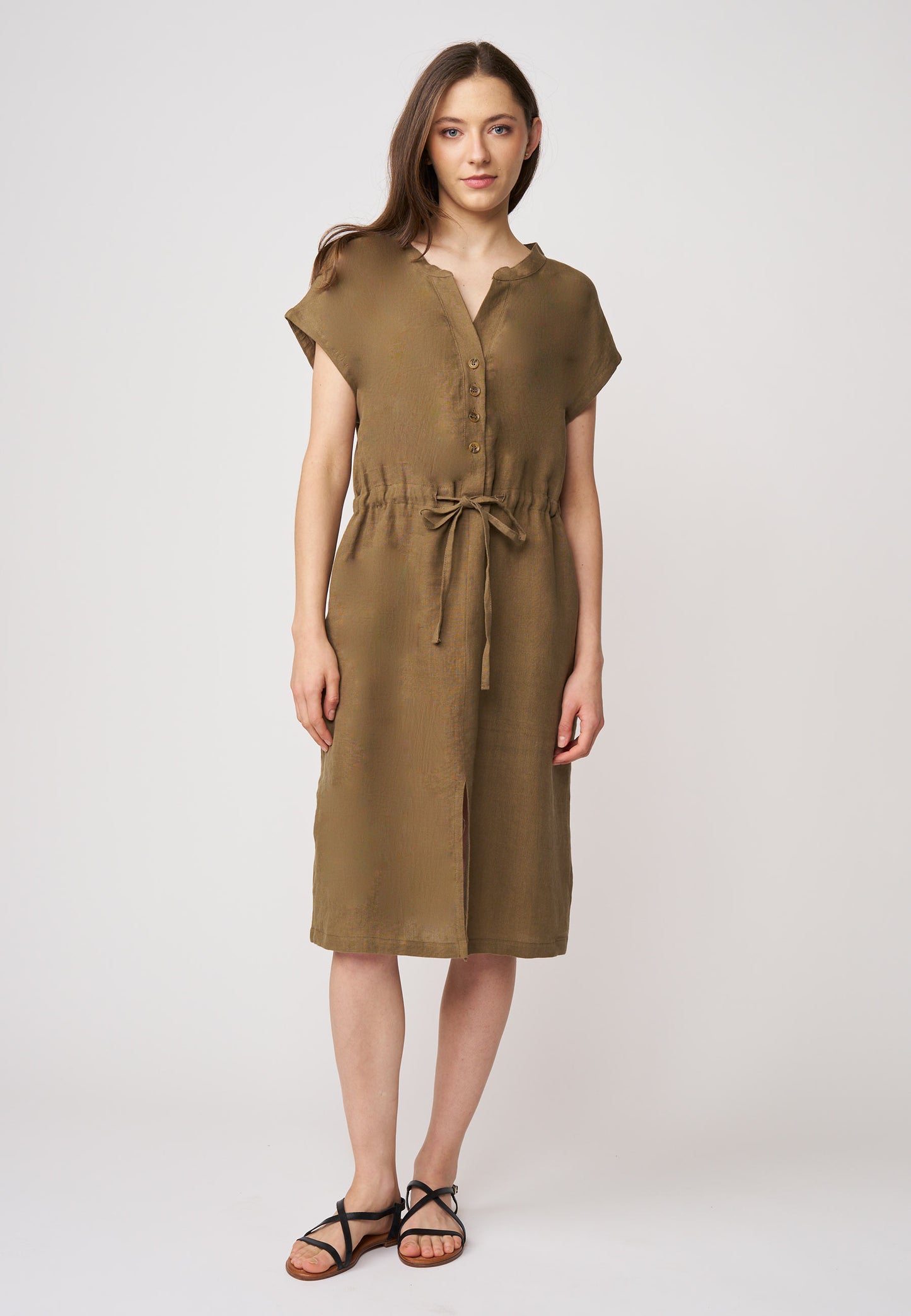 Kleid, Modell Filipa in sanftem Braun mit kurzem Arm und Taillenschnürung für einen entspannten Sommerlook