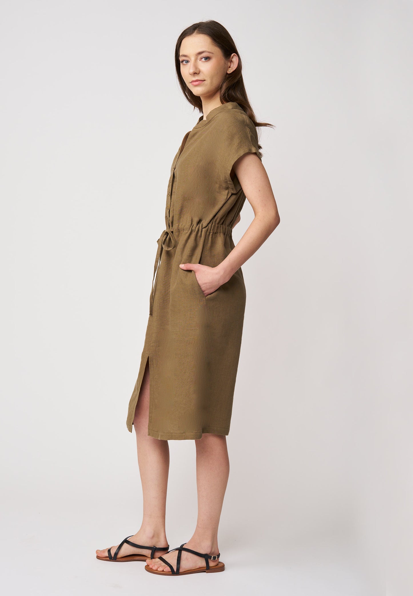 Kleid, Modell Filipa in warmem Braun mit Tunnelzug in der Taille und kurzem Ärmel für einen legeren Sommerlook