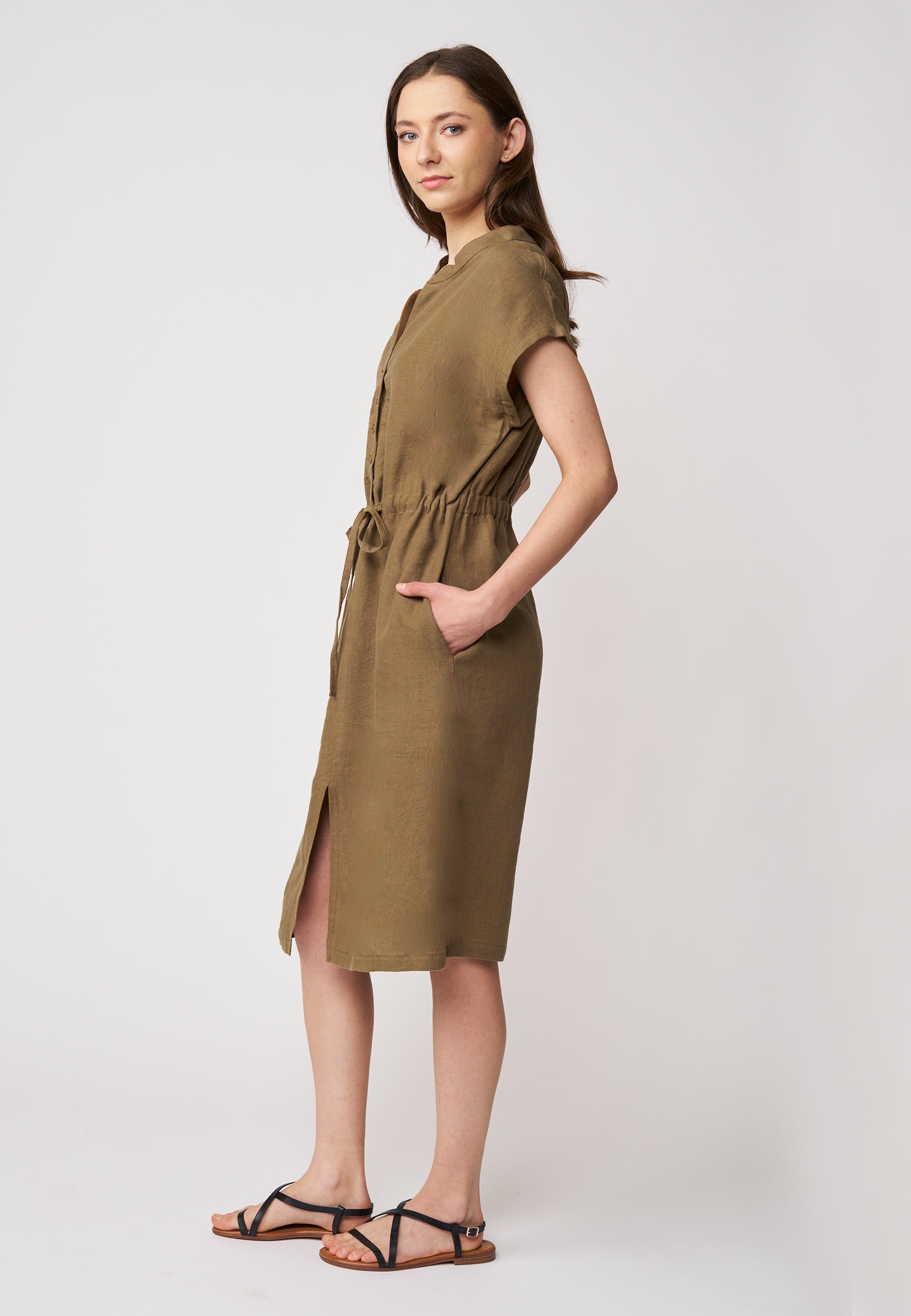 Kleid, Modell Filipa in warmem Braun mit Tunnelzug in der Taille und kurzem Ärmel für einen legeren Sommerlook