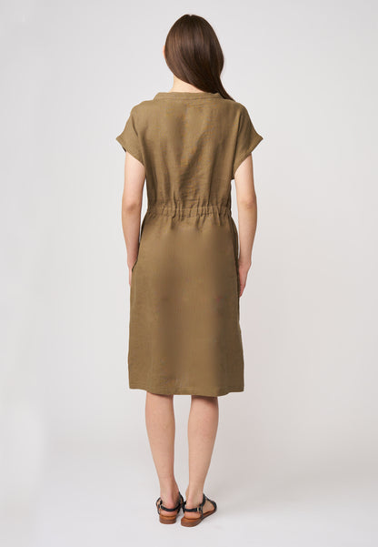 Kleid, Modell Filipa in gedecktem Olivton, mit kurzem Ärmel und geraffter Taille für modernen, lässigen Stil