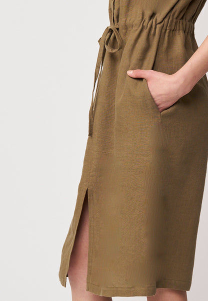 Kleid, Modell Filipa in warmem Braun mit Taillenband, seitlicher Tasche und kleiner Öffnung am Saum für lässigen Look