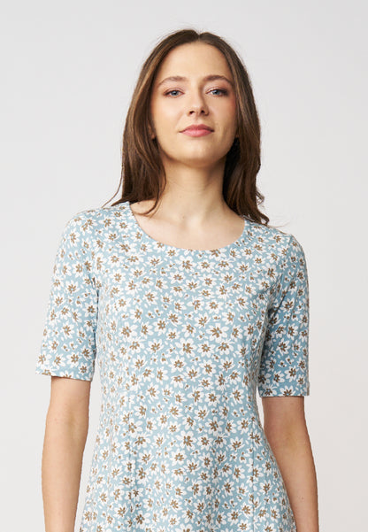 Kleid, Modell Miju mit floralem Muster in Hellblau, halblangen Ärmeln und lockerem Schnitt für einen frischen Look