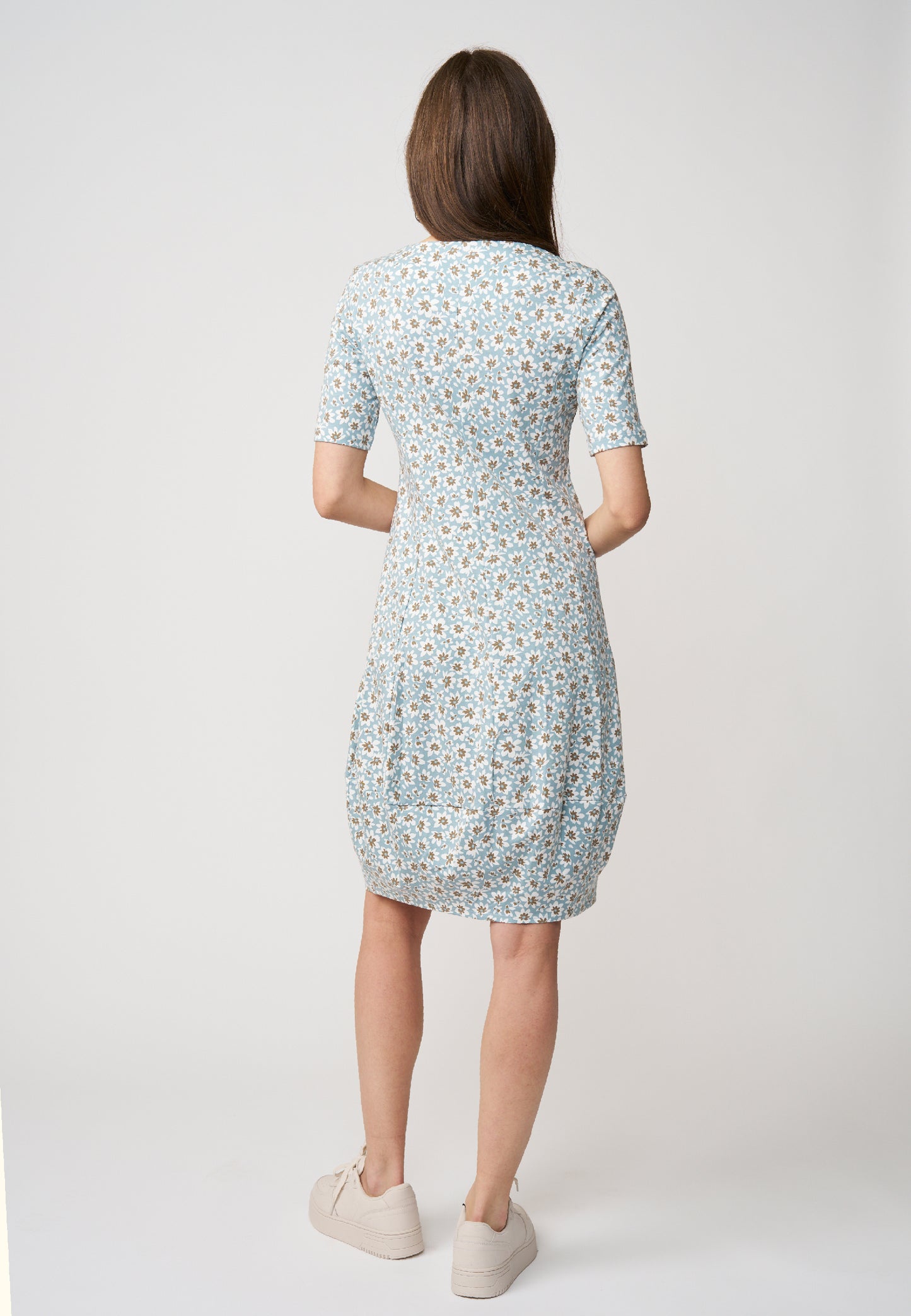 Kleid, Modell Miju mit zartem Blumenmuster, halblangen Ärmeln und lockerer Passform für femininen, sportlichen Look