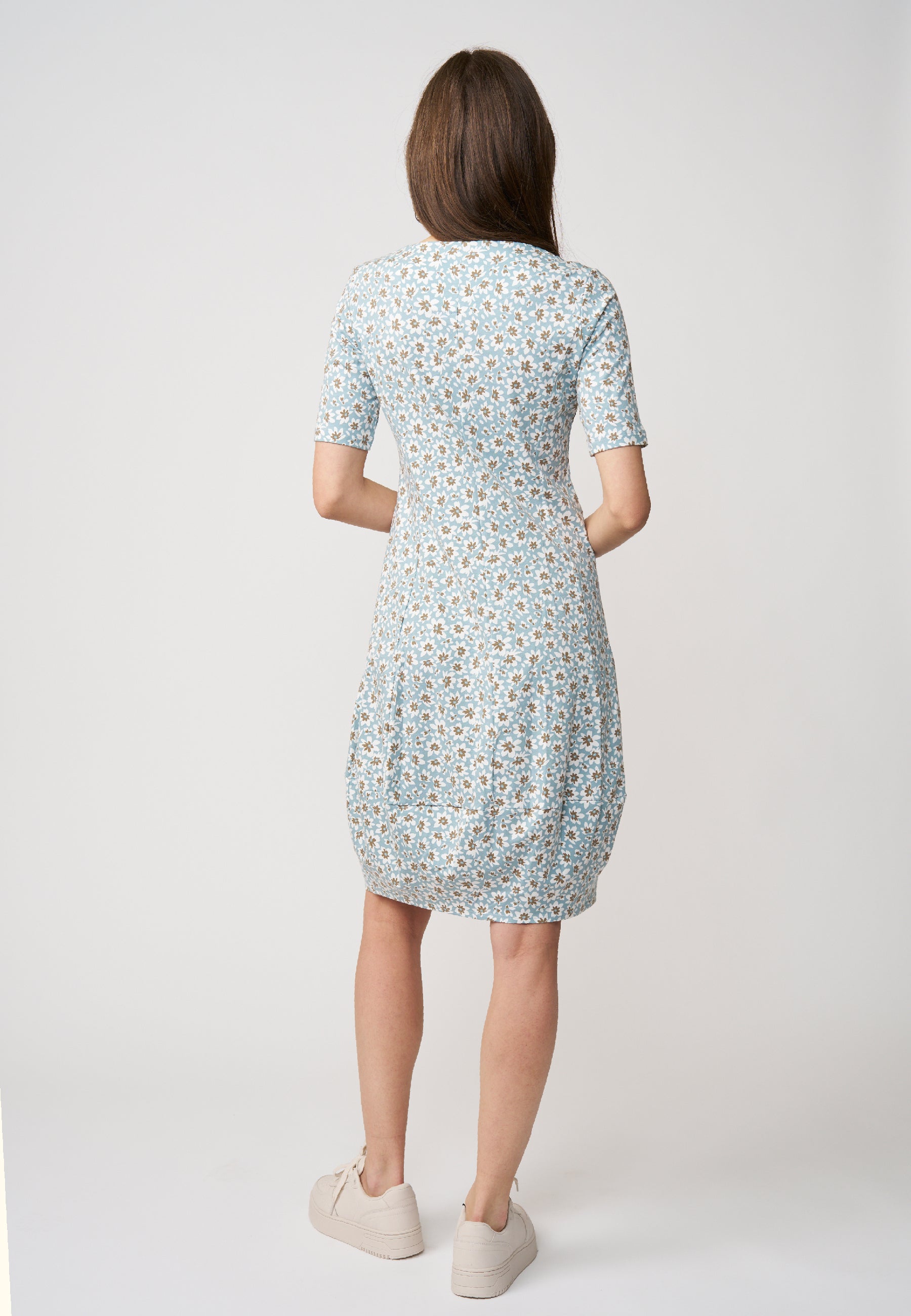 Kleid, Modell Miju mit zartem Blumenmuster, halblangen Ärmeln und lockerer Passform für femininen, sportlichen Look