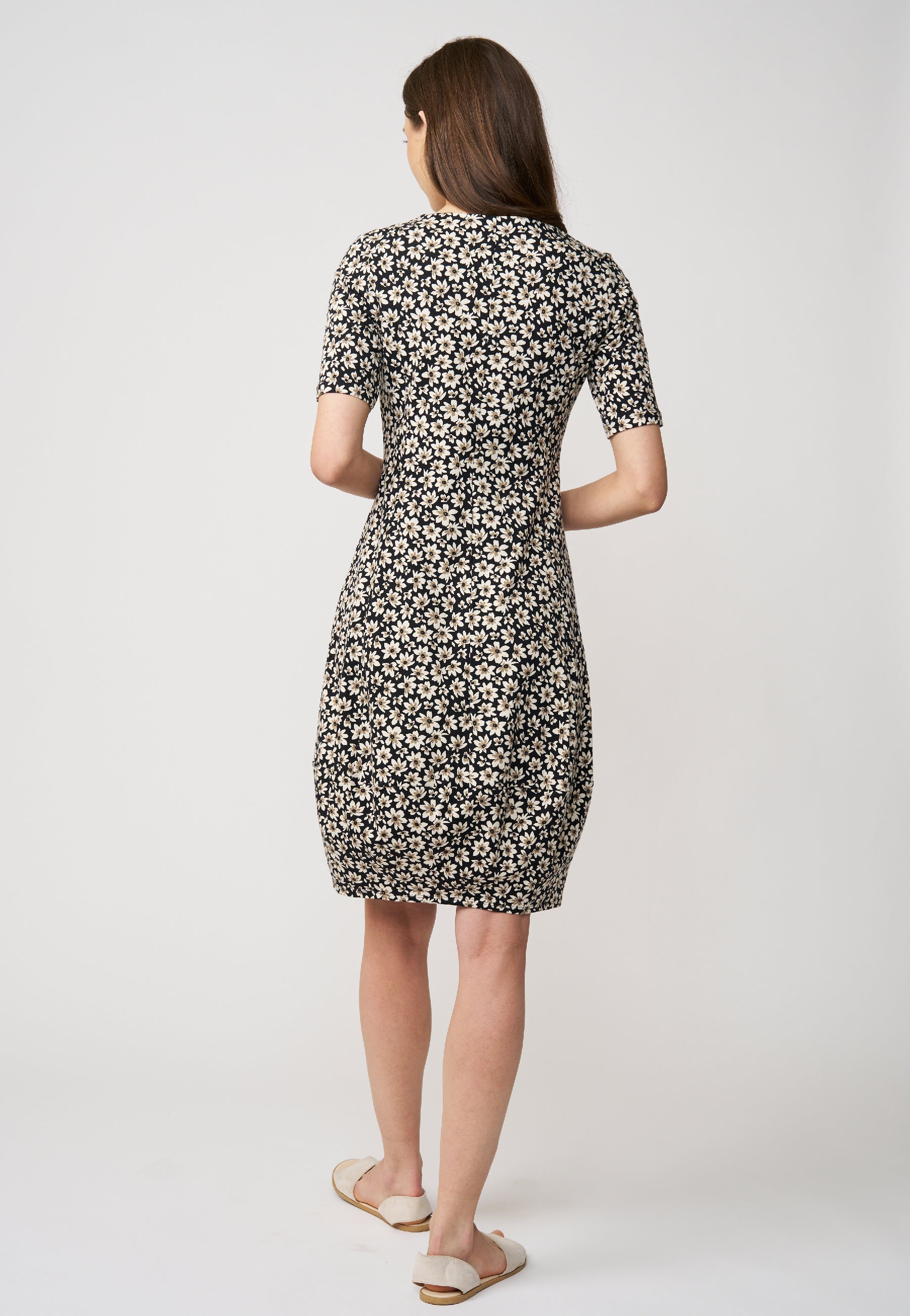 Kleid, Modell Miju mit kurzem Arm, tailliertem Schnitt und kleinem Blumenmuster für femininen Alltagslook