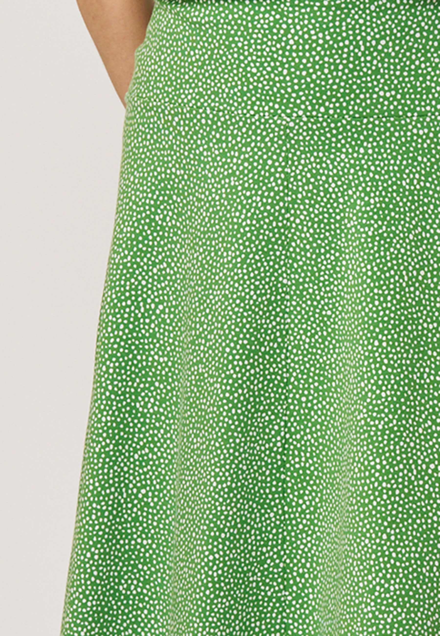 Rock, Modell Mila in frischem Grün mit feinem, unregelmäßigem Tupfenmuster und lockerem, fallendem Schnitt für sommerliche Leichtigkeit