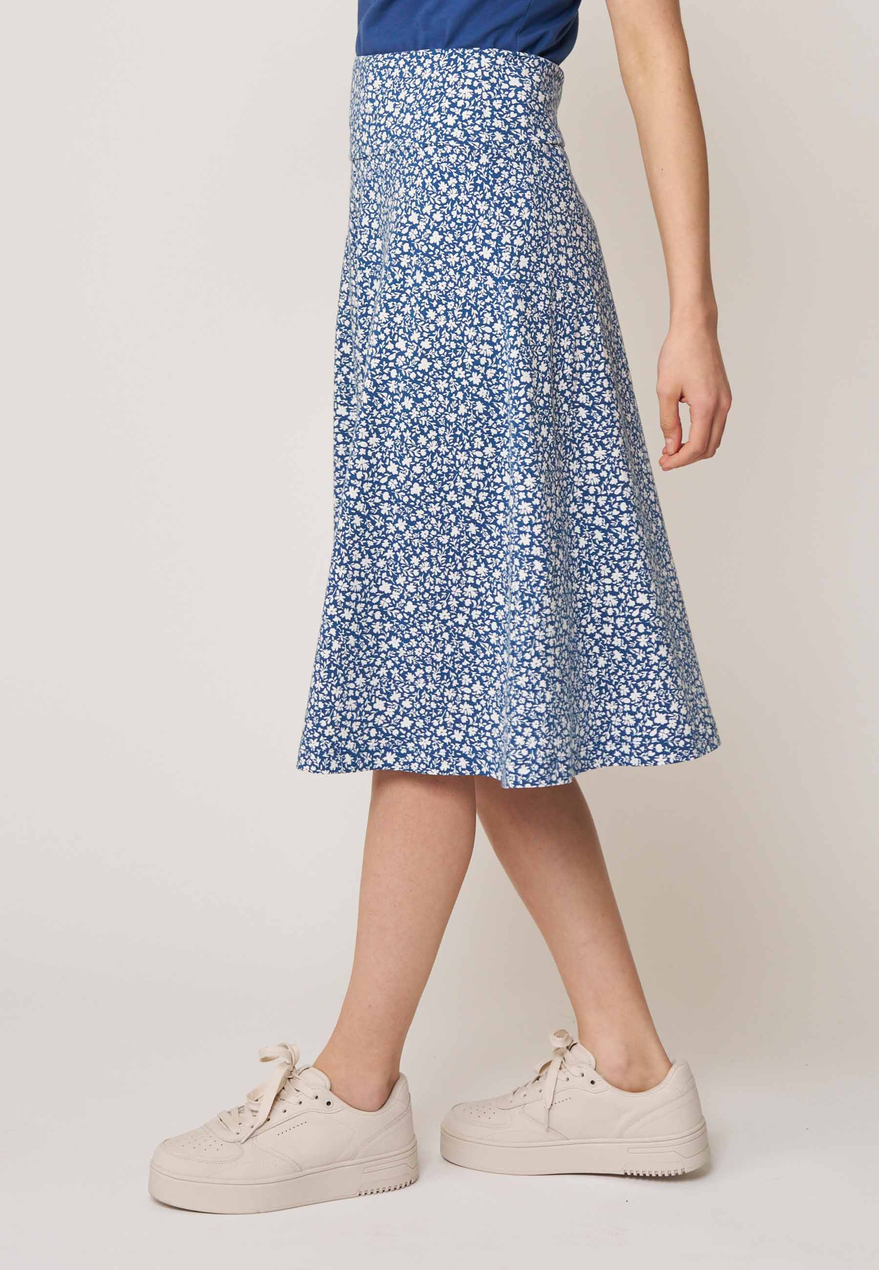Rock, Modell Mila mit blau-weißem Blumenmuster und schmeichelhaftem Schnitt für einen eleganten und femininen Stil