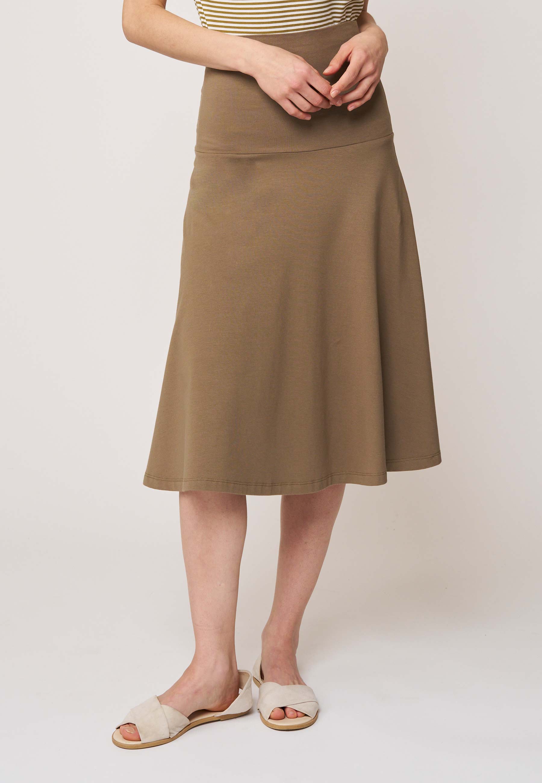 Rock, Modell Doreen in warmem Braun mit weitem Schnitt und hohem Bund für einen zeitlosen und bequemen Look