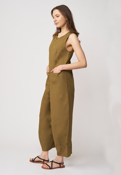 Jumpsuit, Modell Hanja in olivgrün, ärmellos mit weitem Bein und praktischen Eingrifftaschen für einen entspannten Look