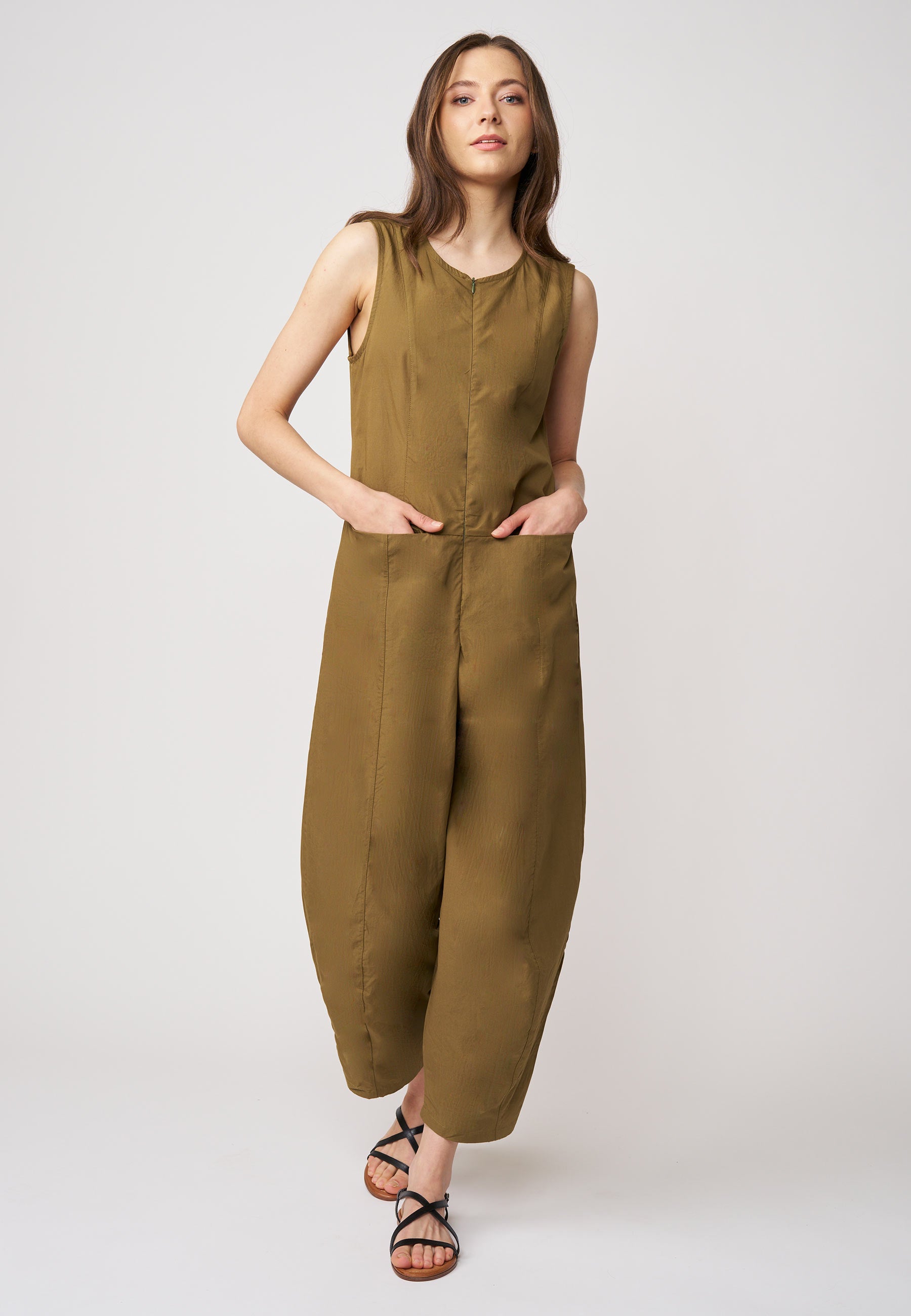 Jumpsuit, Modell Hanja in olivgrün, ärmellos mit weitem Bein und legerem Schnitt für entspannten Tragekomfort