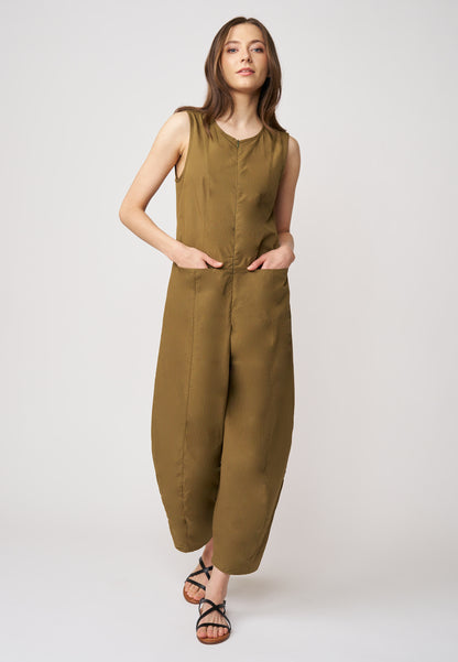 Jumpsuit, Modell Hanja in olivgrün, ärmellos mit weitem Bein und legerem Schnitt für entspannten Tragekomfort