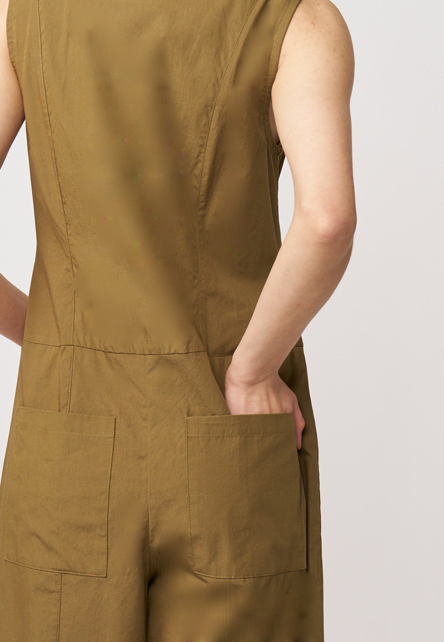 Jumpsuit, Modell Hanja in khakigrün mit ärmellosem Schnitt und zwei aufgesetzten Taschen für lässigen Komfort