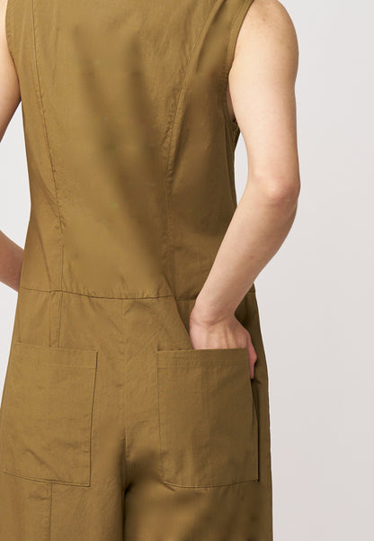 Jumpsuit, Modell Hanja in khakigrün mit ärmellosem Schnitt und zwei aufgesetzten Taschen für lässigen Komfort