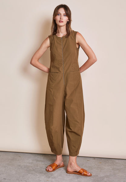 Jumpsuit, Modell Hanja in erdigen Braunton mit Ärmellosigkeit und betonter Nahtführung, frontal stehend getragen