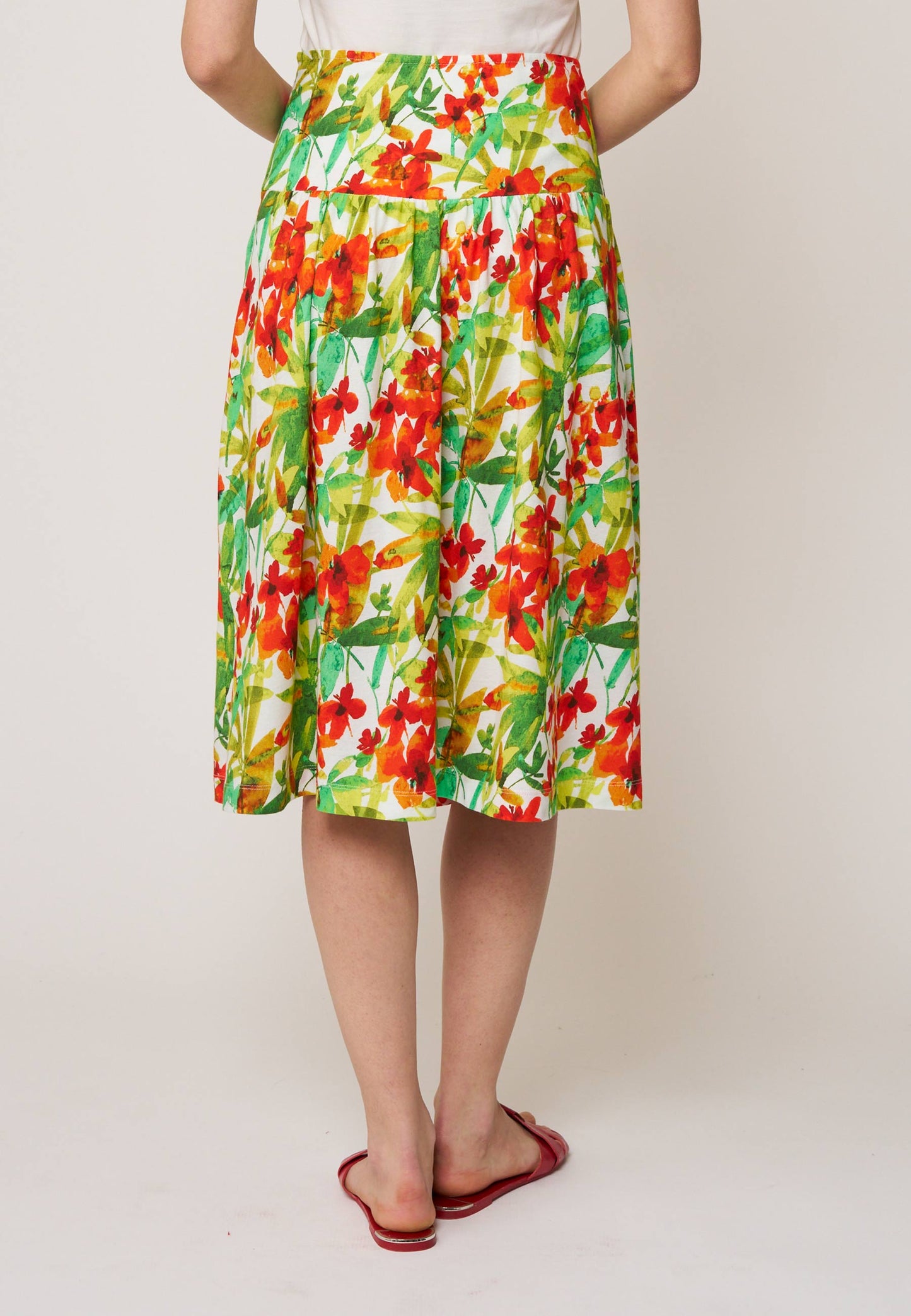 Rock, Modell Donia mit farbenfrohem Blumenmuster in Rot und Grün, hoher Bund und locker fallender Schnitt für sommerliche Leichtigkeit