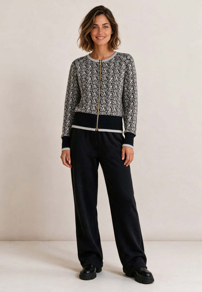Jacke, Modell Alison in Grau mit Muster an lächelnder Frau und schwarzer Hose