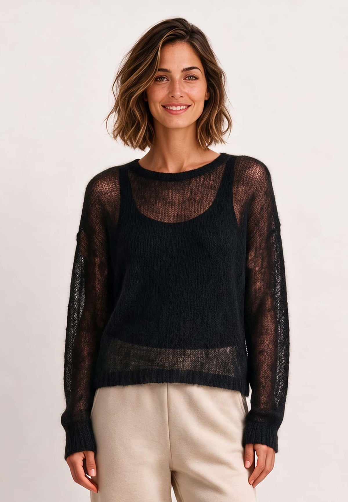 Pulli, Modell Victoria in Schwarz an lächelnder Frau mit heller Hose