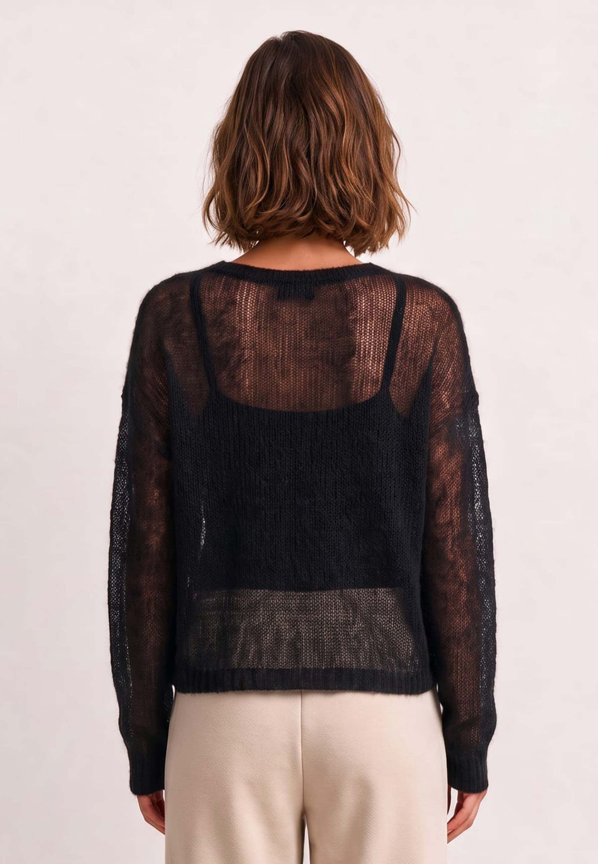 Pulli, Modell Victoria in Schwarz an Frau in Rückenansicht mit beiger Hose