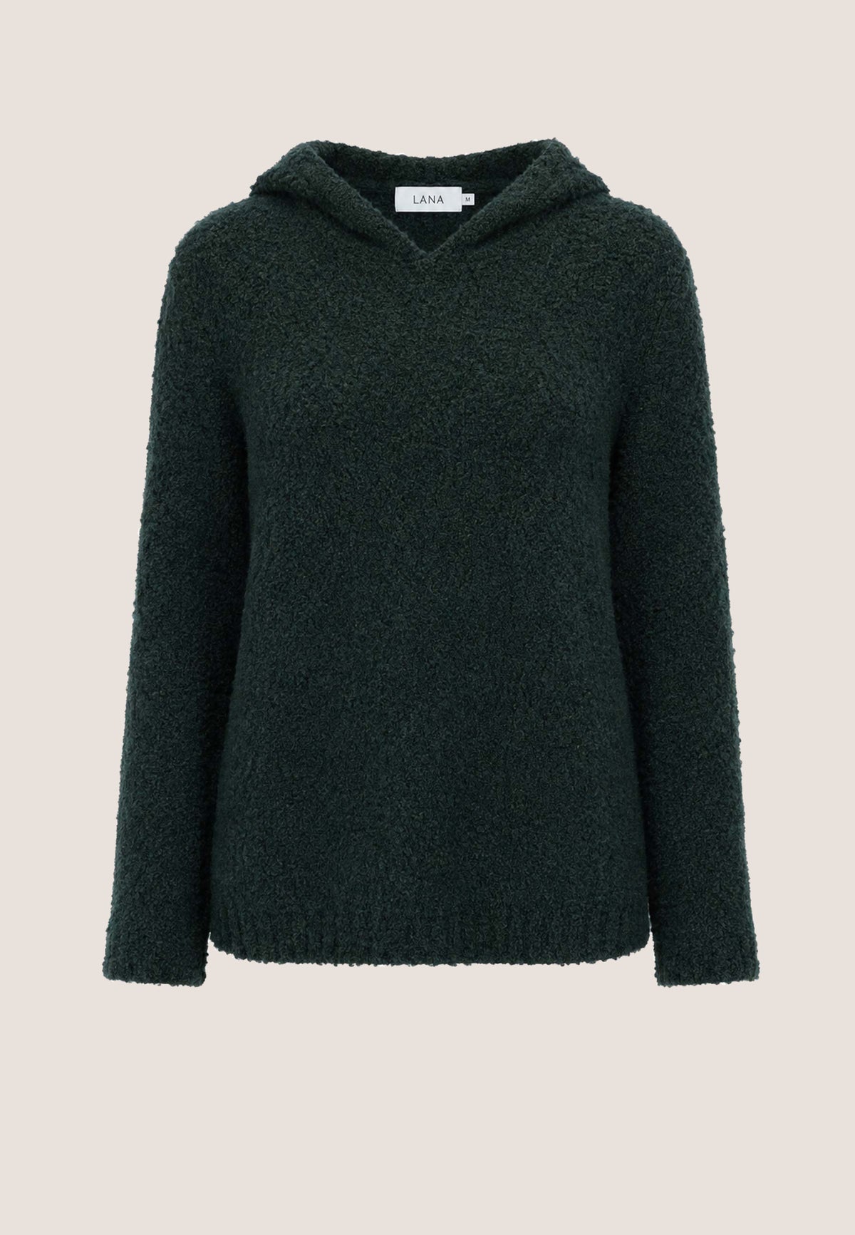 Kapuzenpulli, Modell Hedda in dunklem Grün vor schlichtem Hintergrund