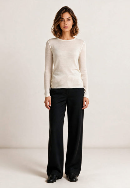 Wollshirt, Modell Iblis in Creme an Frau mit schwarzer Hose