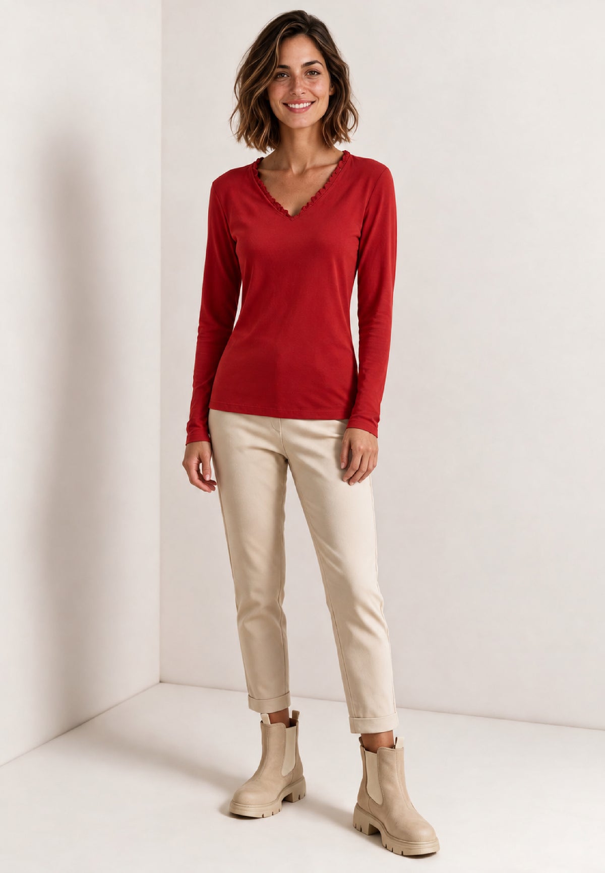 Shirt, Modell Conny in Rot an Frau mit heller Hose und Stiefeletten vor hellem Hintergrund