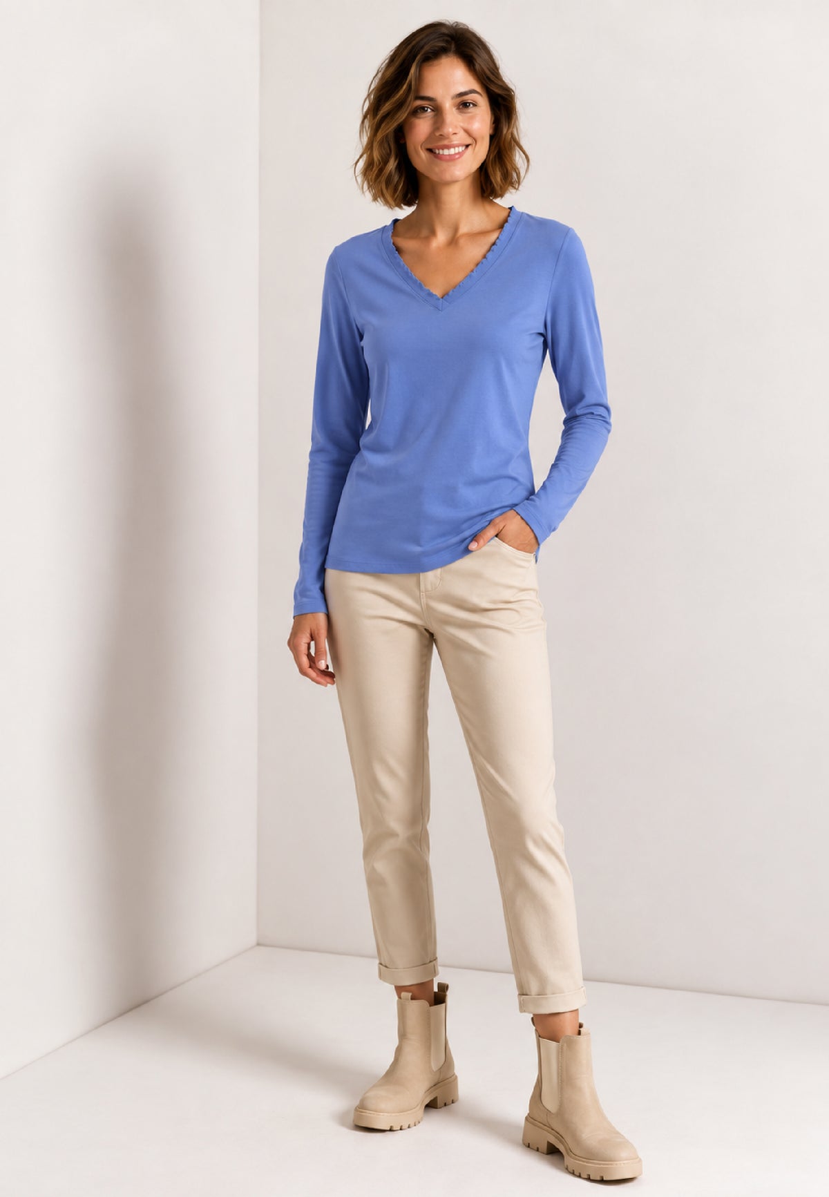 Shirt, Modell Conny in Blau an Frau mit beiger Hose und Boots vor hellem Hintergrund