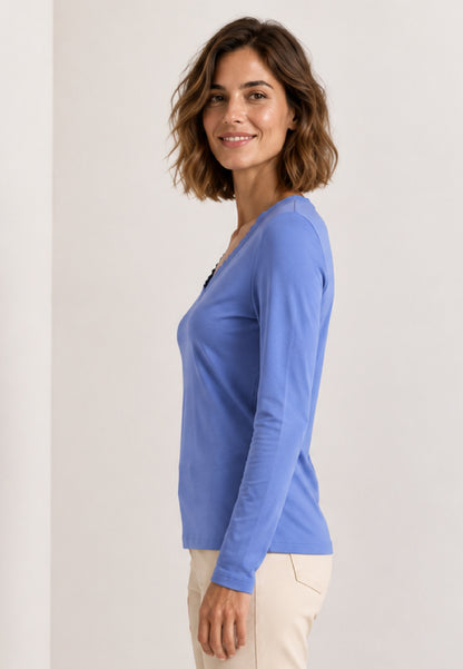 Shirt, Modell Conny in Blau mit langen Ärmeln an Frau im Profil