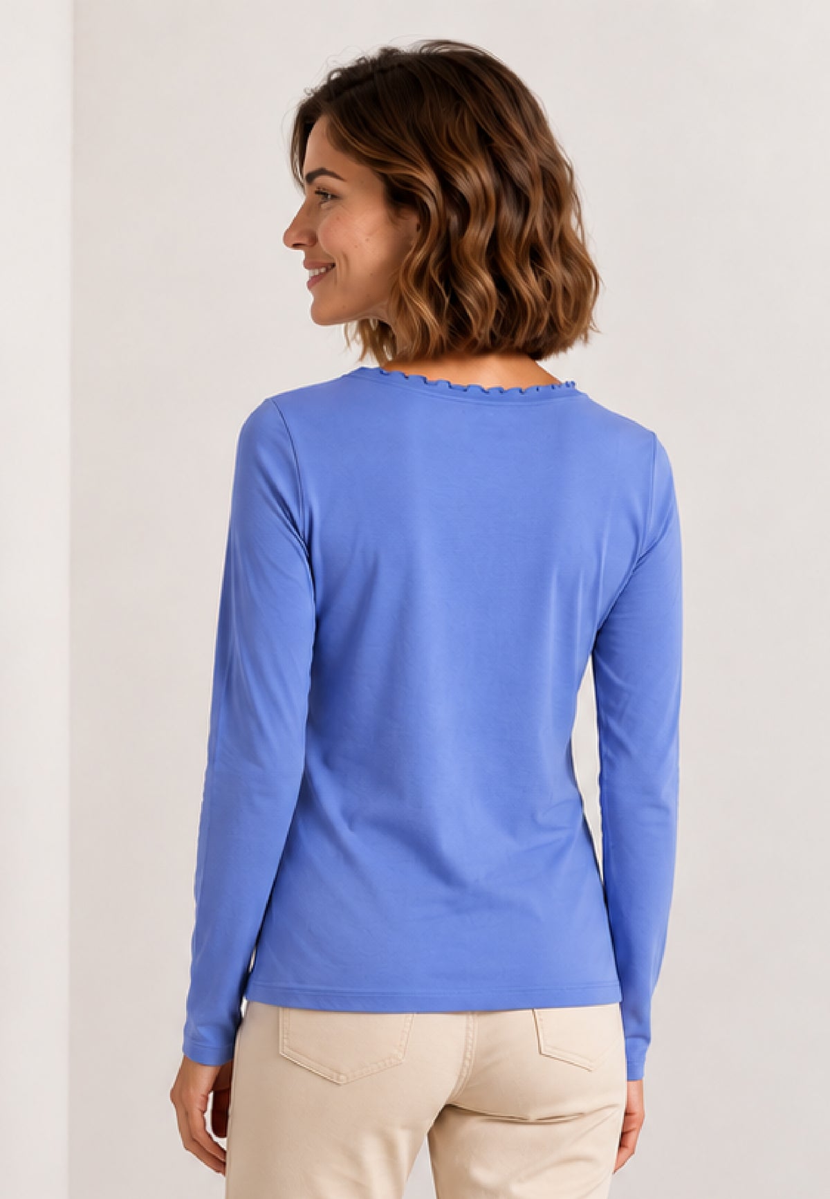 Shirt, Modell Conny in Blau an Frau in Rückenansicht mit beiger Hose