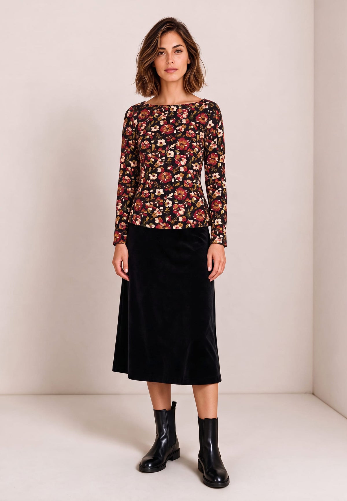 Shirt, Modell Alice mit Blumenmuster an Frau mit schwarzem Rock und Stiefeln