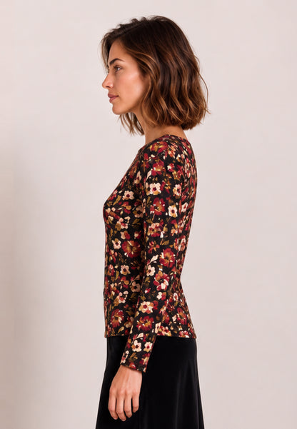 Shirt, Modell Alice mit floralem Muster und langen Ärmeln an Frau im Profil mit schwarzem Rock