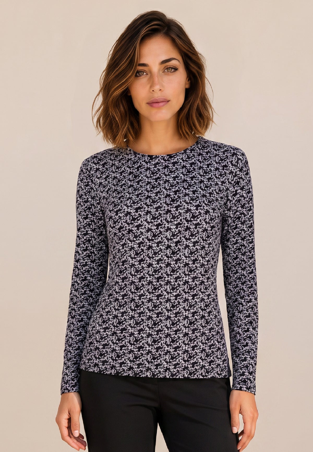 Shirt, Modell Nina mit schwarz-weißem Muster an Frau mit schwarzer Hose