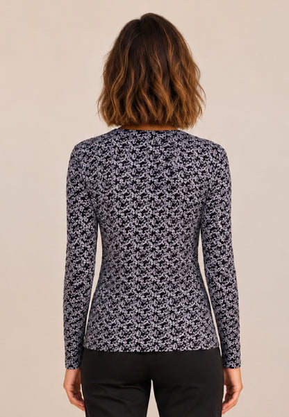 Shirt, Modell Nina mit schwarz-weißem Muster an Frau in Rückenansicht und schwarzer Hose