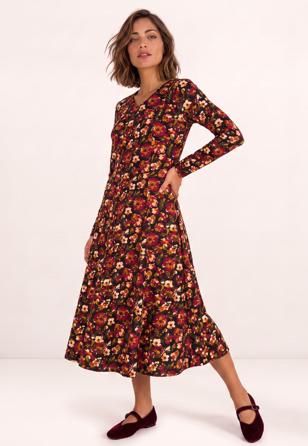 Kleid, Modell Avalon mit Blumenmuster an Frau vor hellem Hintergrund