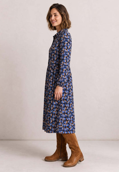 Kleid, Modell Kendra mit blau-braunem Muster an Frau im Profil mit braunen Stiefeln