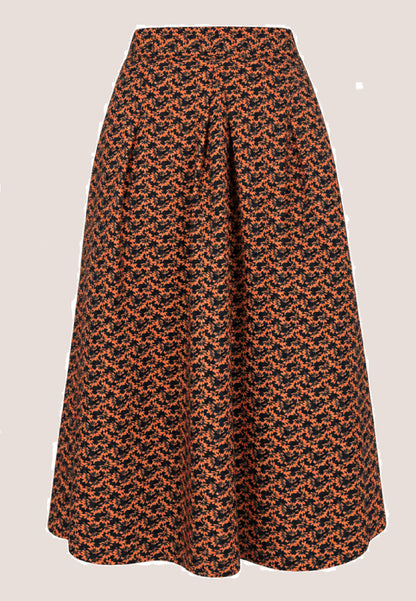 Rock, Modell Elsa mit orange-schwarzem Muster und ausgestellter Silhouette vor hellem Hintergrund