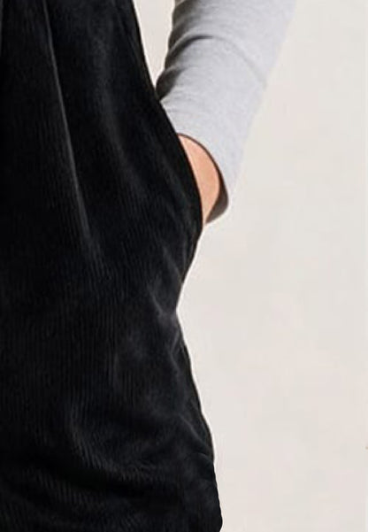 Trägerhose, Modell Emmet in Schwarz mit grauem Langarmshirt und Eingrifftasche