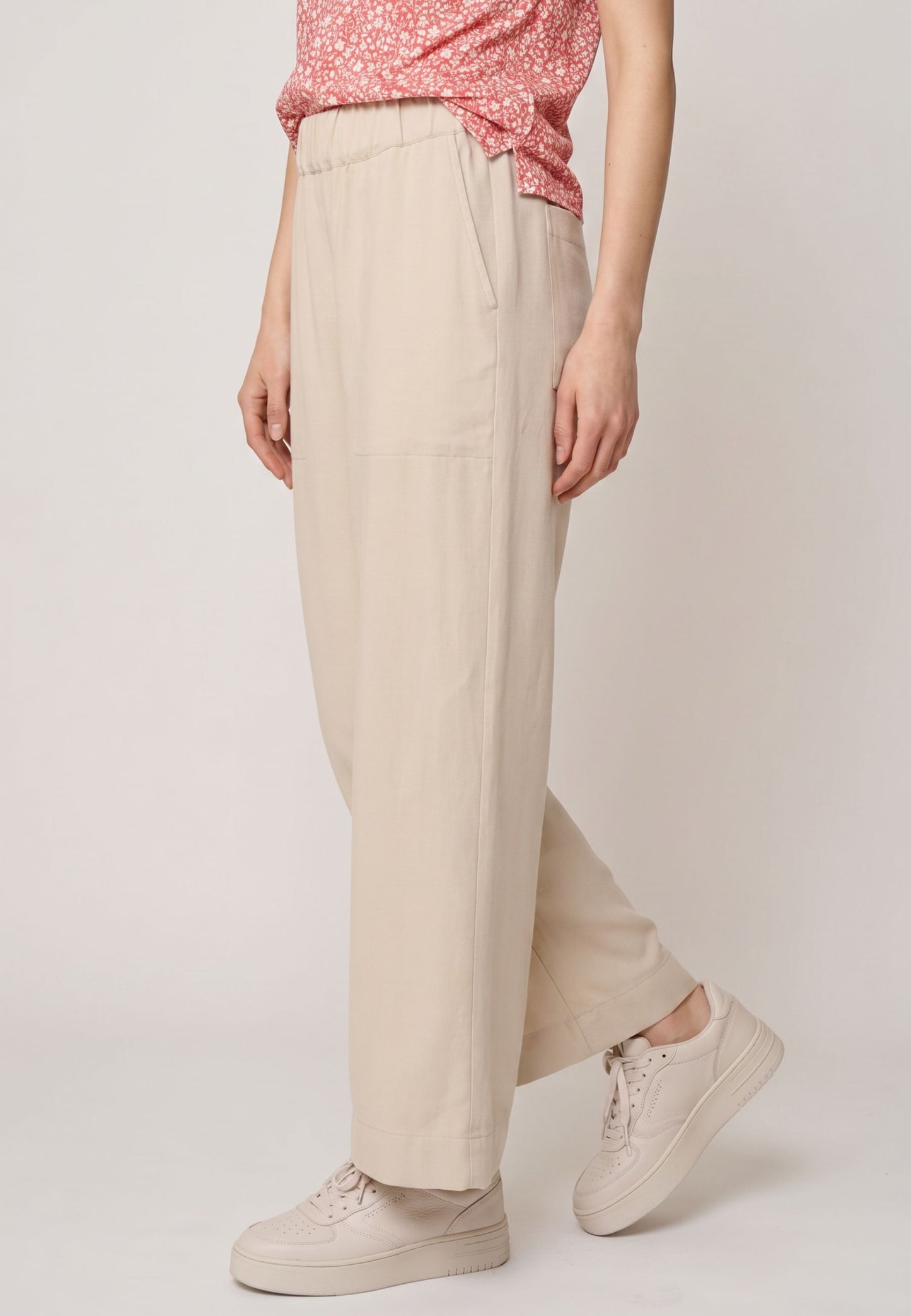 Hose aus Lyocell, Modell Jarina in hellem Beige mit weitem Bein und elastischem Bund, seitlich getragen