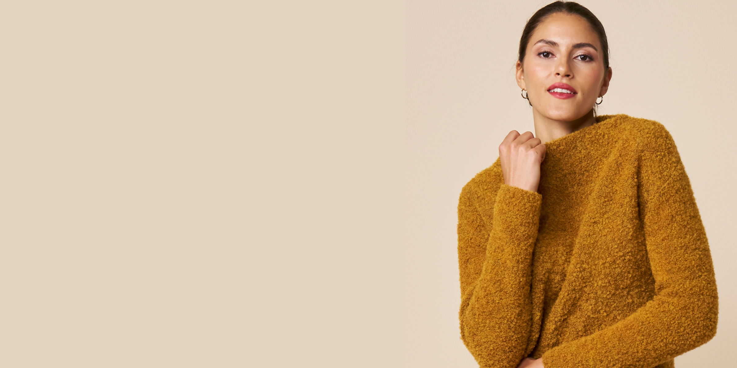 Frau mit Schurwoll Pullover Dara in Amber Gold